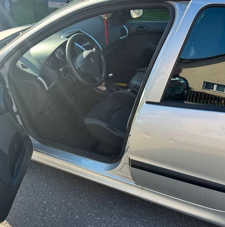 Gebraucht Peugeot 206 75 PS (55 kW) 2010 Silber Limousine