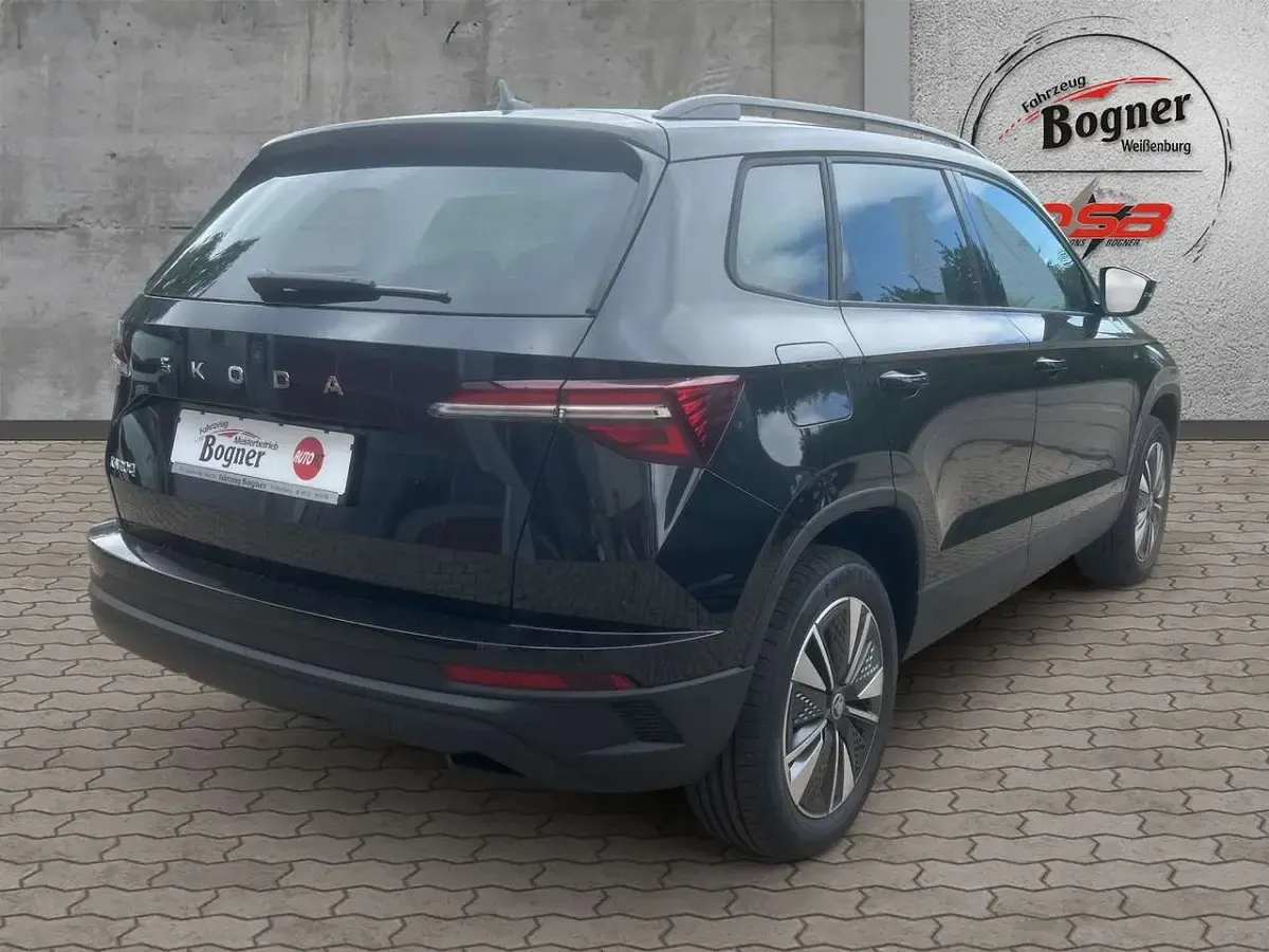 Neu Skoda Karoq Tour 150 PS (110 kW) 2025 Schwarz SUV