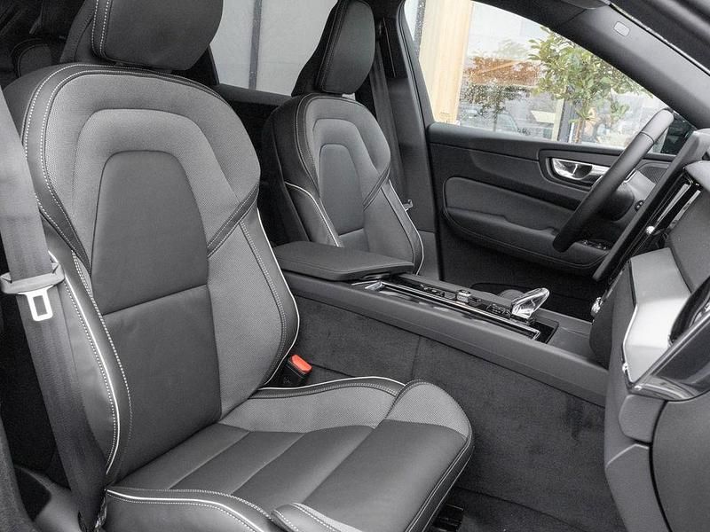 Neu Volvo XC60 Plus 310 PS (228 kW) 2026 Grau SUV