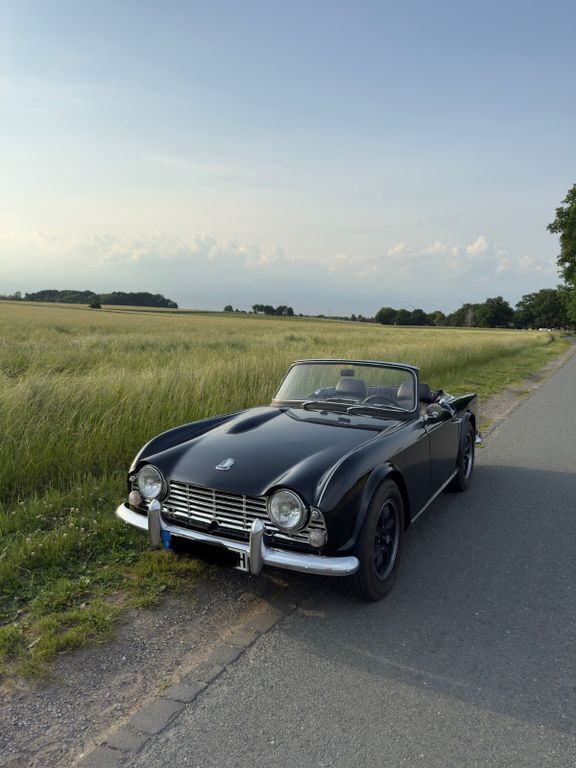 Schwarz Gebraucht 1963 Triumph TR4 Cabrio | 32.500 € - Bild 1/4
