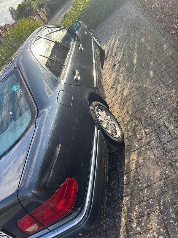 Gebraucht Mercedes E200 136 PS (100 kW) 1998 Schwarz Limousine