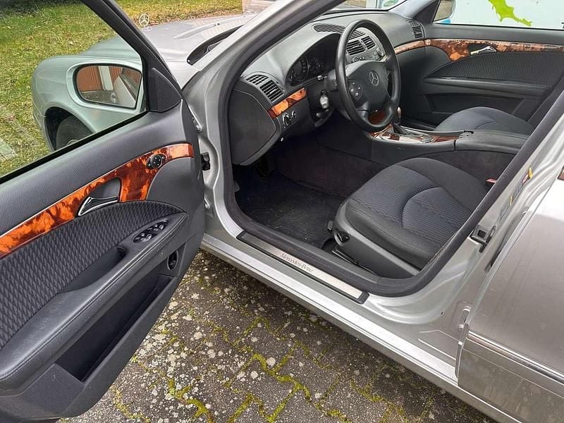 Gebraucht Mercedes E240 Elegance 177 PS (130 kW) 2005 Silber Limousine