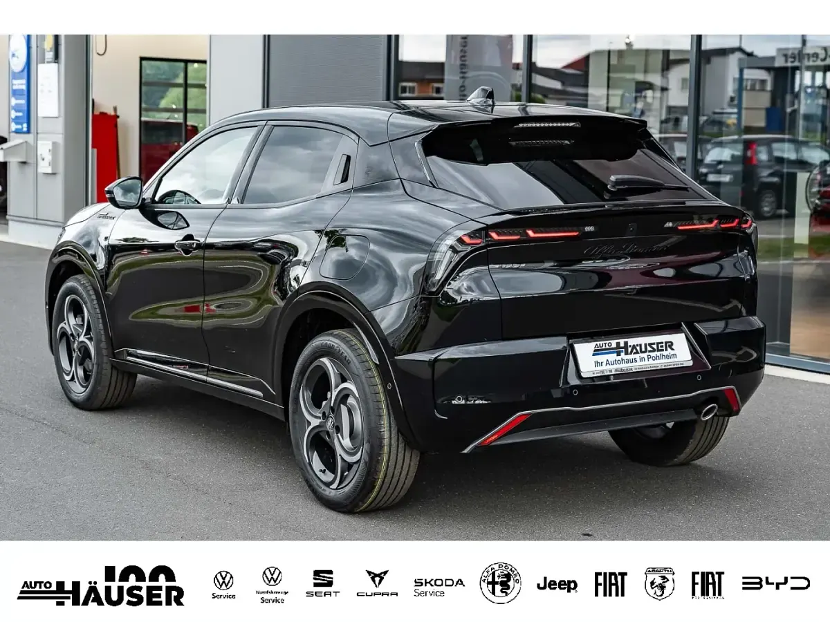 Neu Alfa Romeo Junior Edizione Speciale 145 PS (106 kW) 2026 Schwarz SUV