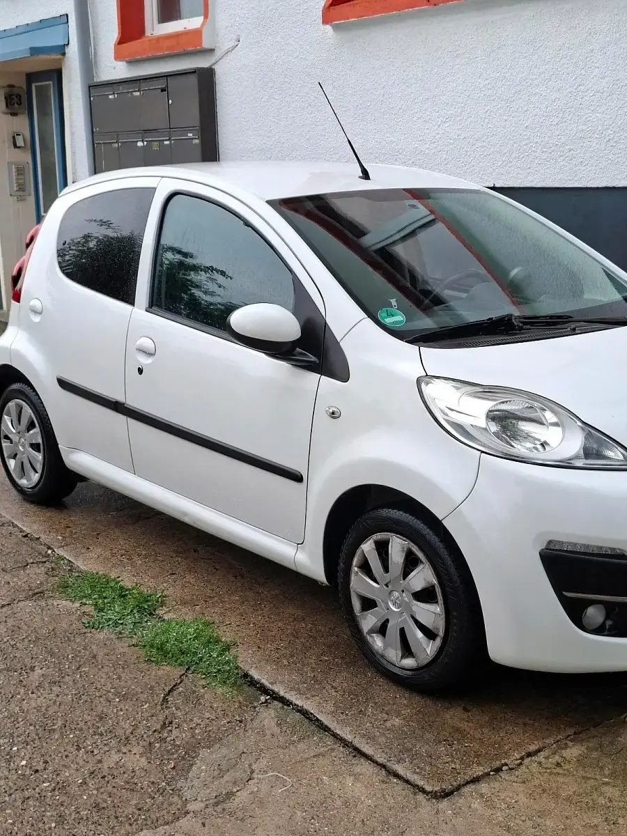 Gebraucht Peugeot 107 68 PS (50 kW) 2012 Weiß Kleinwagen