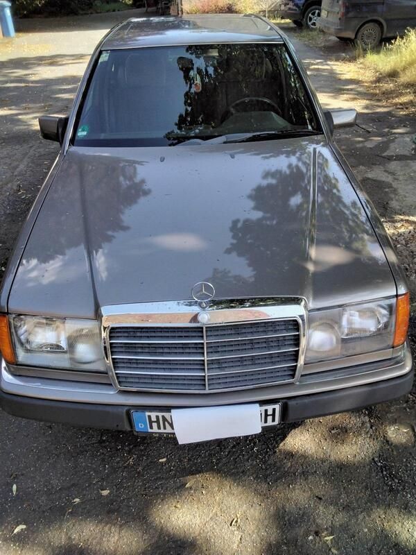 Braun Gebraucht 1990 Mercedes E250 Limousine | 8.999 € - Bild 1/4