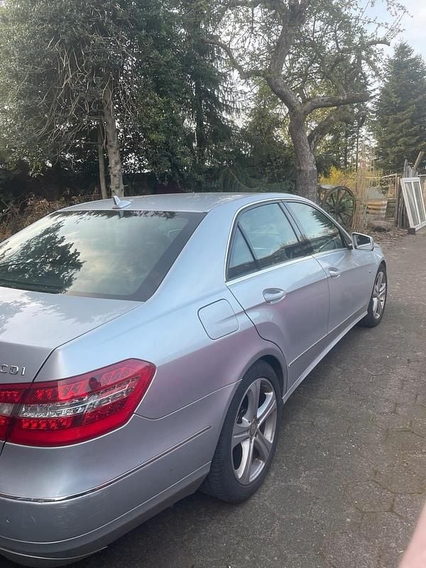 Second-hand Mercedes E220 170 CP (125 kW) 2011 Argintiu Berlinǎ