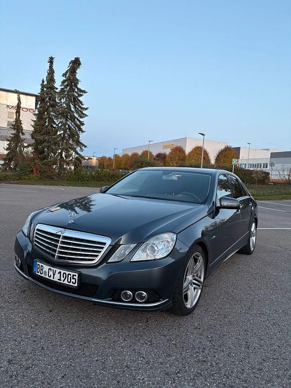 Schwarz Gebraucht 2009 Mercedes E200 Elegance Limousine | 11.900 € (Teuer) - Bild 1/4