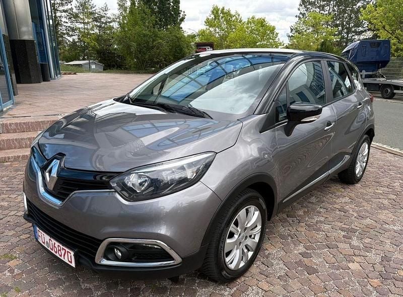 Grau Gebraucht 2015 Renault Captur Dynamique SUV | 8.690 € (Fairer Preis) - Bild 1/4