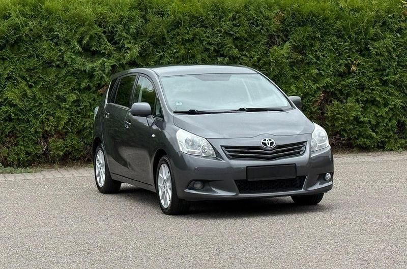 Grau Gebraucht 2012 Toyota Verso Travel Van / Kleinbus | 3.999 € (Guter Preis) - Bild 1/4