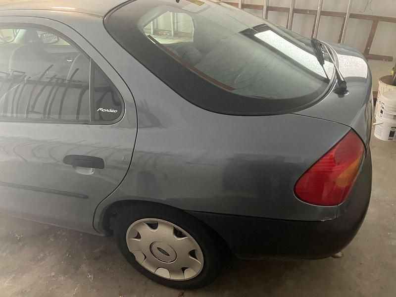 Gebraucht Ford Mondeo 116 PS (85 kW) 1999 Silber Limousine