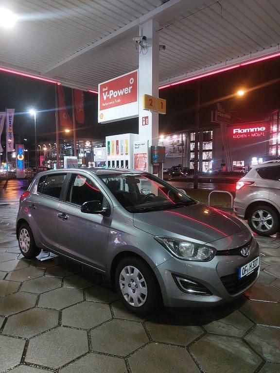 Grau Gebraucht 2012 Hyundai i20 Classic Limousine | 3.500 € (Teuer) - Bild 1/4