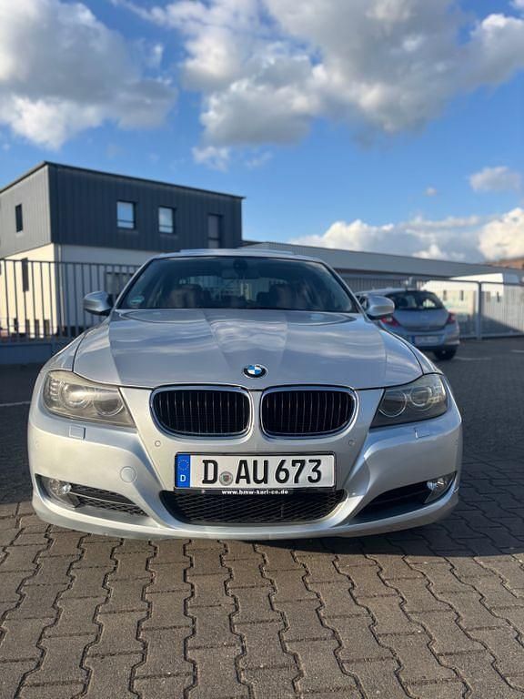 Silber Gebraucht 2010 BMW 318 Exclusive Limousine | 3.800 € (Superpreis) - Bild 1/4