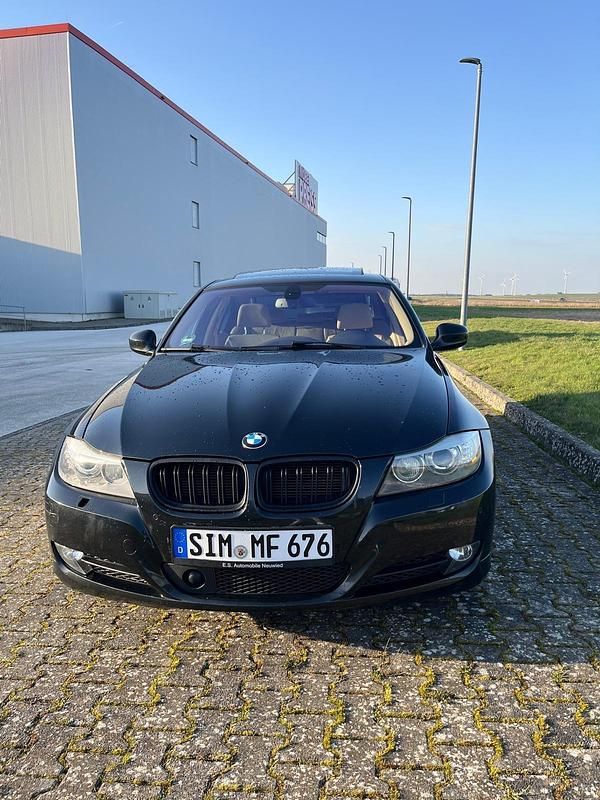 Gebraucht BMW 325 218 PS (160 kW) 2010 Schwarz Limousine