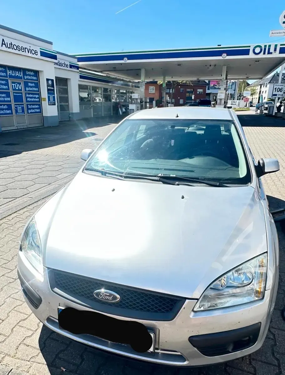 Używany Ford Focus 101 KM (74 kW) 2006 Srebrny Sedan/Limuzyna