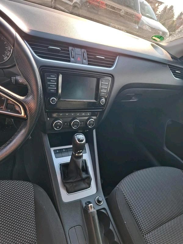 Second-hand Skoda Octavia 110 CP (80 kW) 2016 Albastru Hatchback