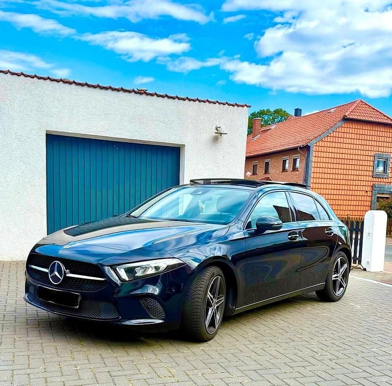 Schwarz Gebraucht 2019 Mercedes A180 Progressive Limousine | 19.499 € (Fairer Preis) - Bild 1/4