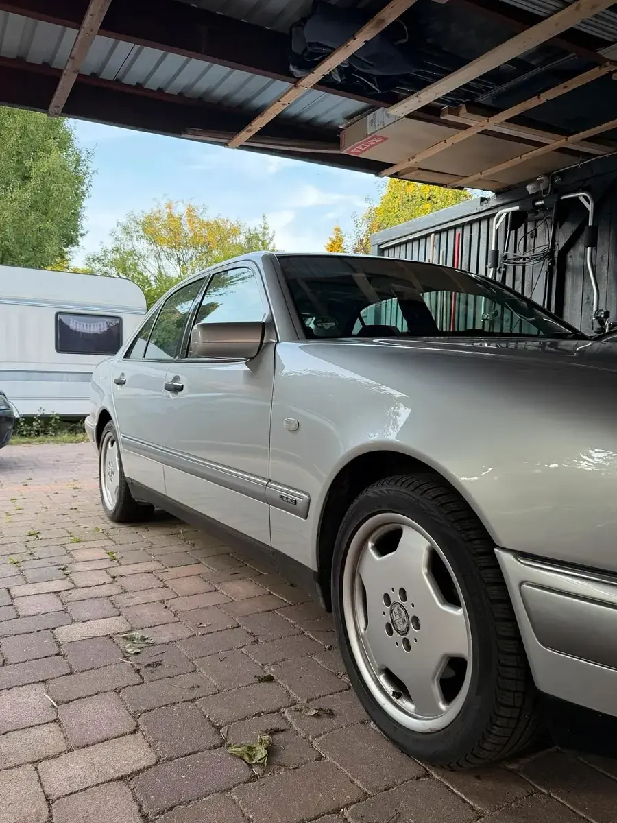 Gebraucht Mercedes E240 170 PS (125 kW) 1998 Silber Limousine