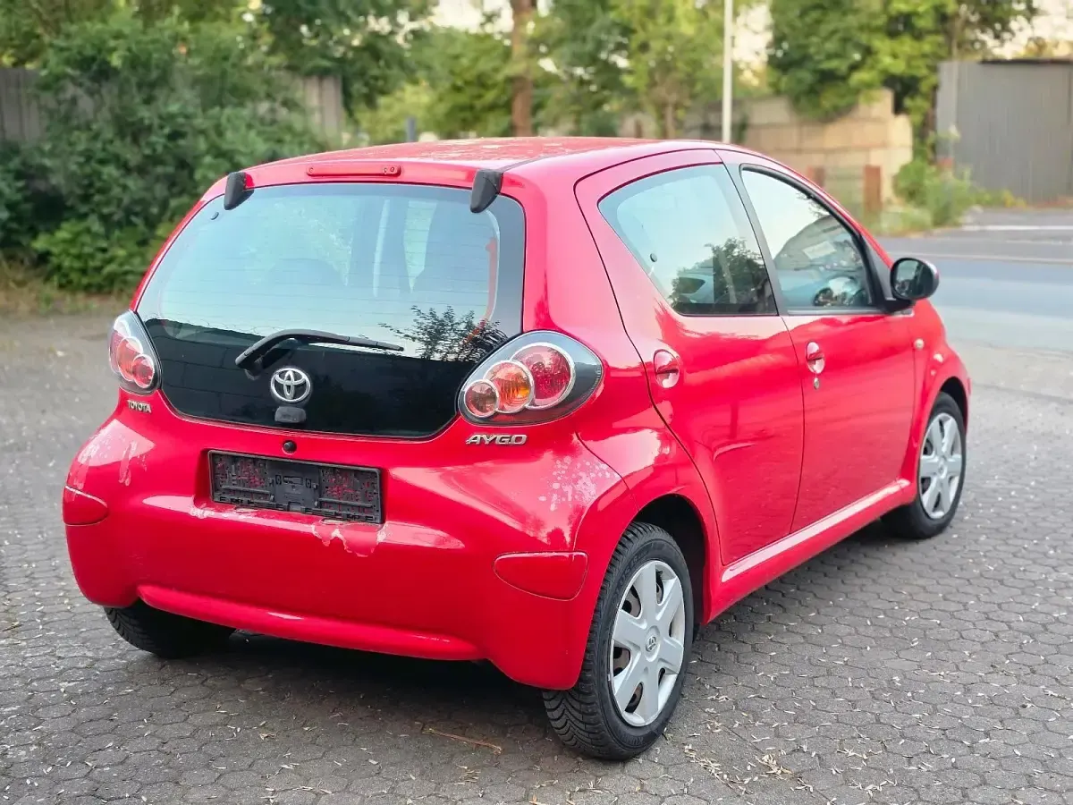 Gebraucht Toyota Aygo 68 PS (50 kW) 2011 Rot Kleinwagen