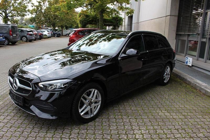 Obsidianschwarz (metallic) Gebraucht 2022 Mercedes C220 Kombi | 31.900 € (Teuer) - Bild 1/4