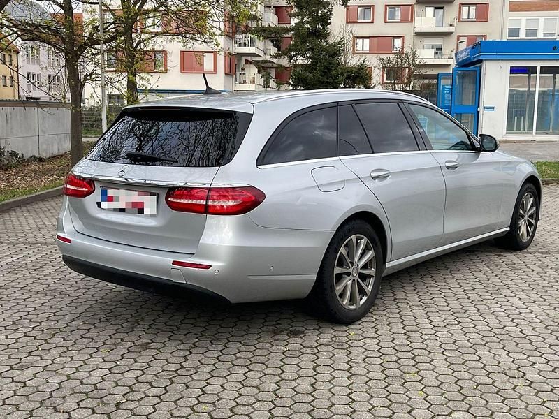 Gebraucht Mercedes E220 194 PS (142 kW) 2017 Silber Kombi
