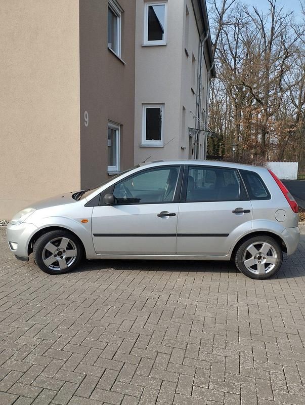 Gebraucht Ford Fiesta 60 PS (44 kW) 2003 Silber Kleinwagen