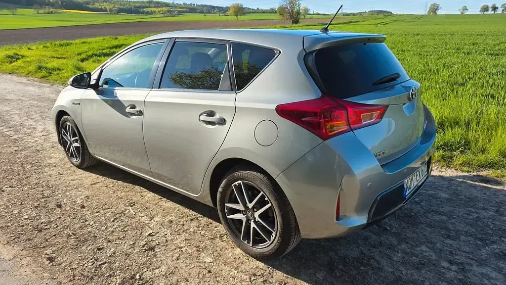 Gebraucht Toyota Auris Hybrid 99 PS (72 kW) 2015 Grau Limousine