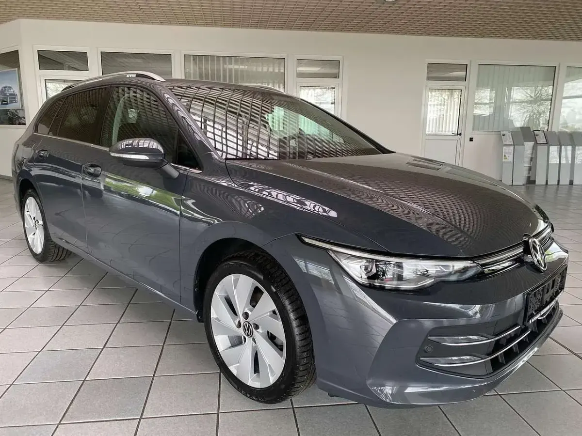 Gebraucht VW Golf VIII Style 150 PS (110 kW) 2024 Delfingrau metallic Kombi