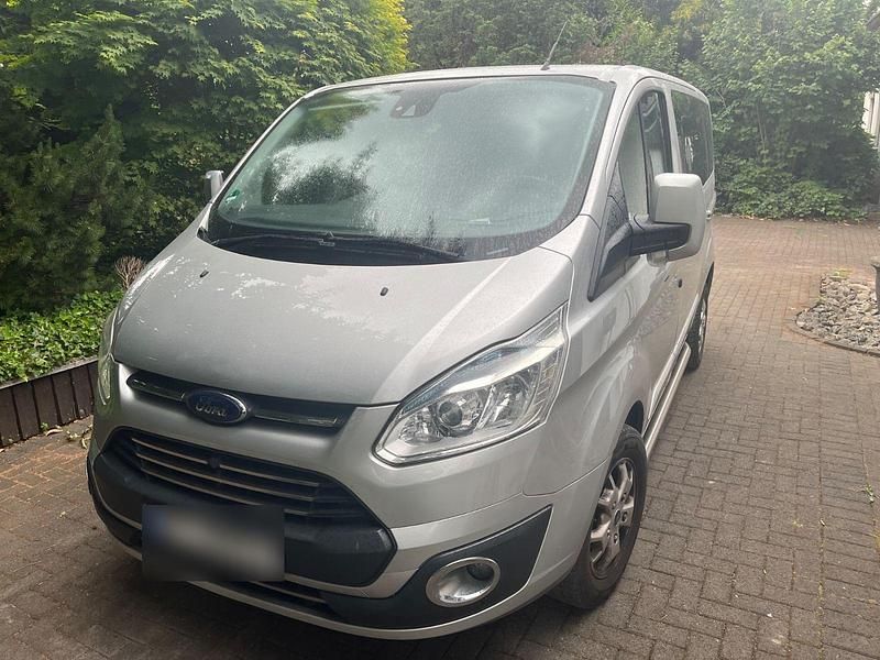 Gebraucht Ford Tourneo Titanium 155 PS (114 kW) 2013 Silber Van / Kleinbus