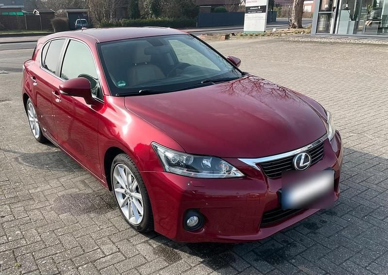 Gebraucht Lexus CT200h Luxury Line 135 PS (99 kW) 2010 Rot Kleinwagen