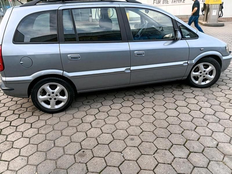 Grau Gebraucht 2005 Opel Zafira Van / Kleinbus | 2.300 € (Fairer Preis) - Bild 1/4