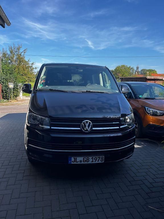 Schwarz Gebraucht 2016 VW Caravelle Van / Kleinbus | 19.999 € (Fairer Preis) - Bild 1/4