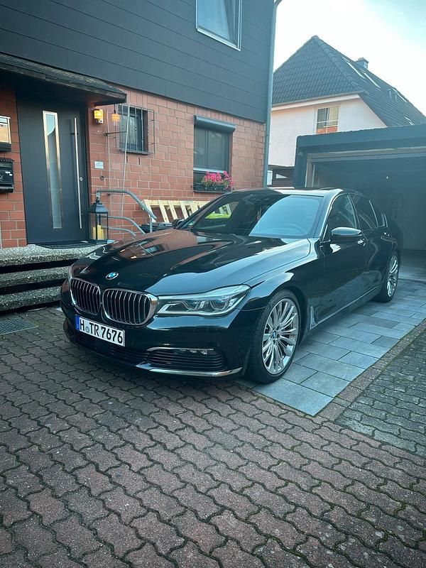 Schwarz Gebraucht 2016 BMW 730 Limousine | 29.999 € (Fairer Preis) - Bild 1/4
