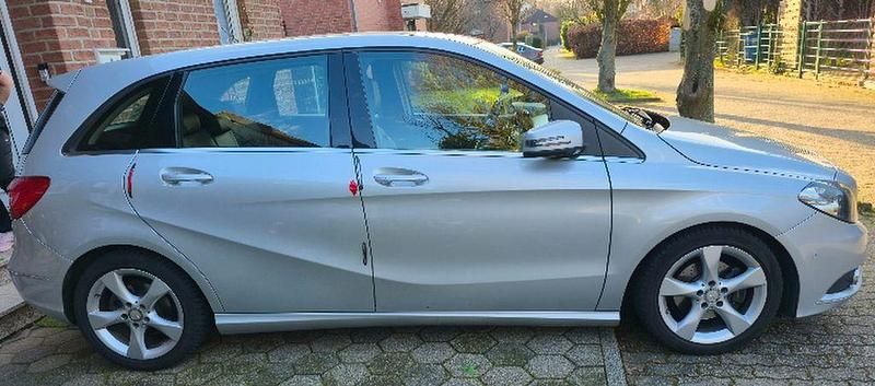 Gebraucht Mercedes B200 156 PS (114 kW) 2014 Silber Van / Kleinbus