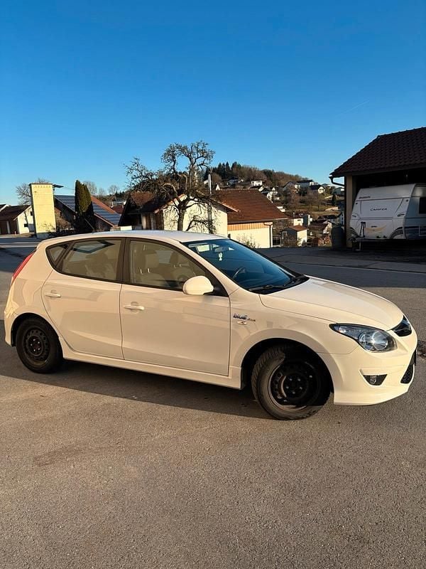 Gebraucht Hyundai i30 128 PS (94 kW) 2012 Weiß Limousine