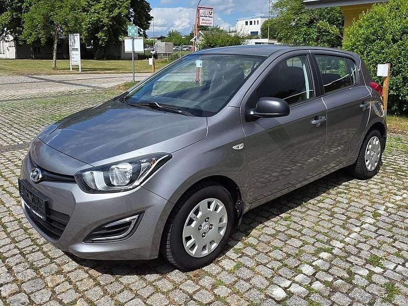 Silber Gebraucht 2013 Hyundai i20 Classic Limousine | 3.300 € (Fairer Preis) - Bild 1/4