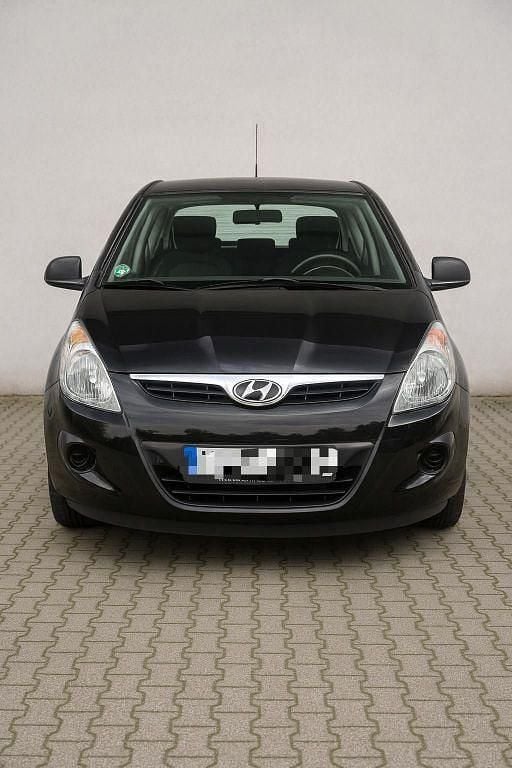 Schwarz Gebraucht 2011 Hyundai i20 Classic Limousine | 2.300 € (Fairer Preis) - Bild 1/4