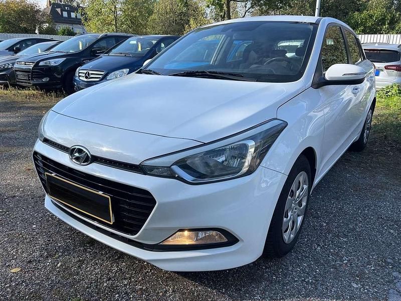 Weiß Gebraucht 2016 Hyundai i20 Select Kleinwagen | 6.400 € (Etwas zu teuer) - Bild 1/4