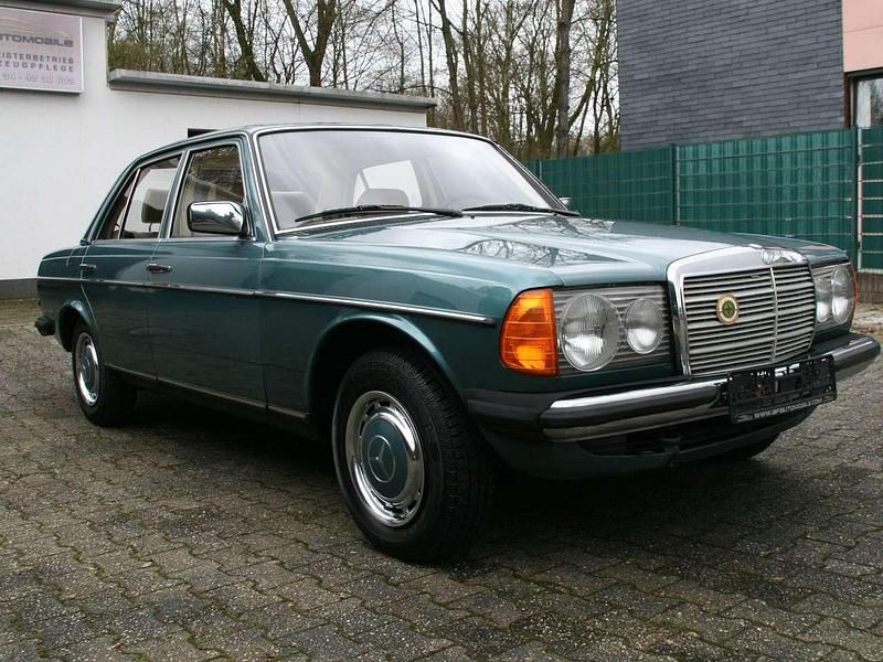 Gebraucht Mercedes E230 136 PS (100 kW) 1981 Grün Limousine