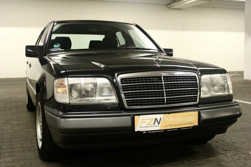 Schwarz metallic Gebraucht 1994 Mercedes E200 Limousine | 15.990 € - Bild 1/4