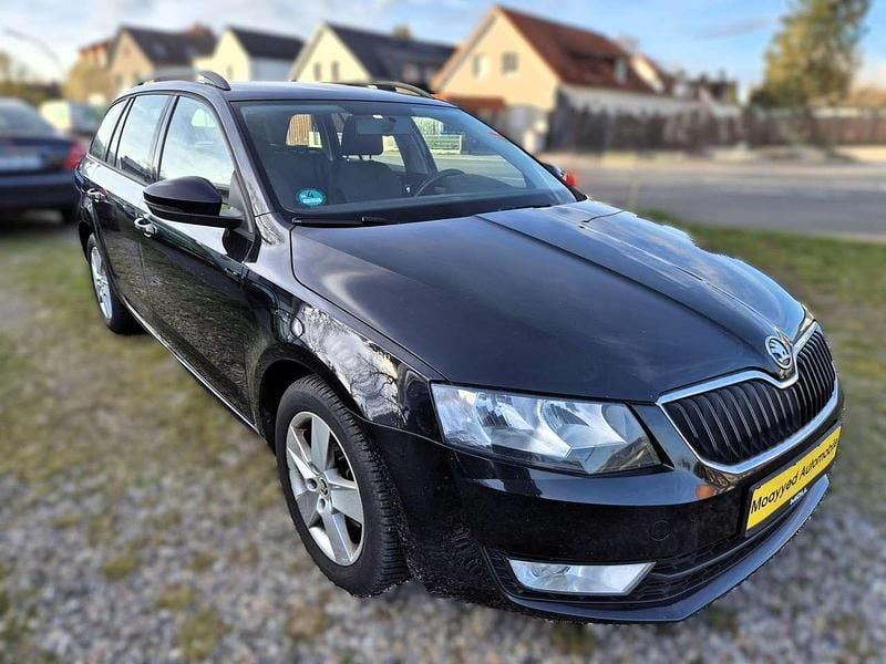 Gebraucht Skoda Octavia Ambition 105 PS (77 kW) 2014 Schwarzmagic perleffekt Kleinwagen