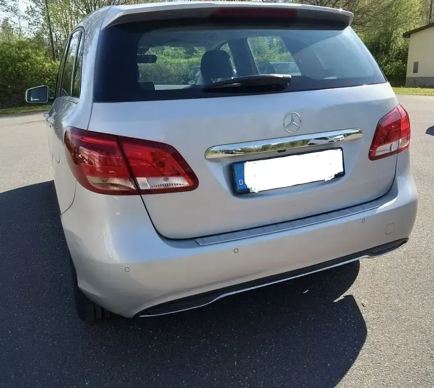Gebraucht Mercedes B180 Style 122 PS (89 kW) 2017 Silber Kleinwagen