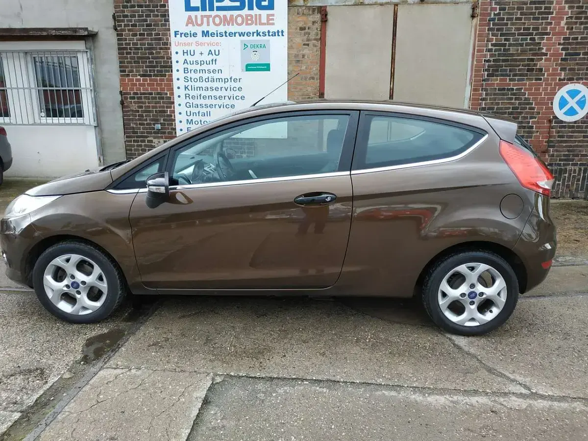 Używany Ford Fiesta Titanium 82 KM (60 kW) 2011 Brązowy Hatchback