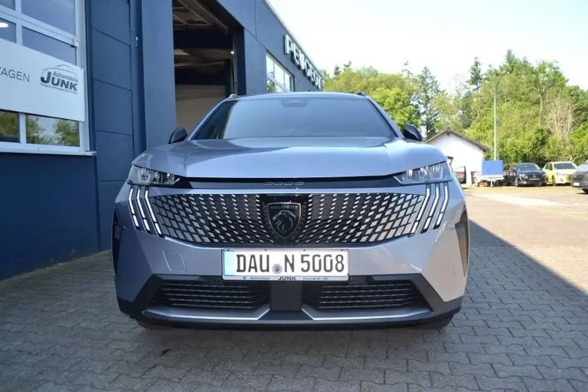 Gebraucht Peugeot 5008 Allure 136 PS (100 kW) 2025 Met. artense silber SUV