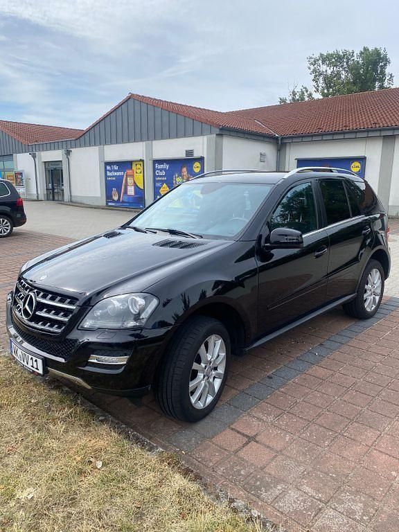 Schwarz Gebraucht 2011 Mercedes ML350 Edition SUV | 11.999 € (Etwas zu teuer) - Bild 1/4
