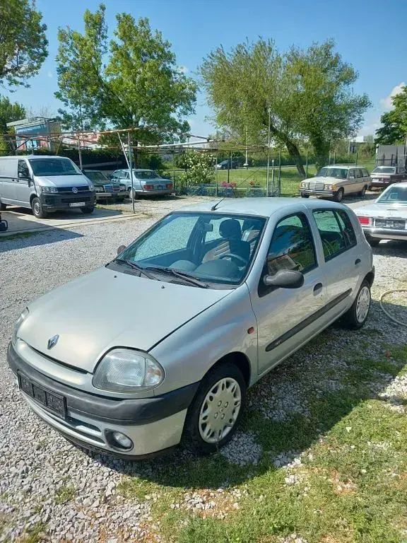 Gebraucht Renault Clio 58 PS (42 kW) 2000 Silber Limousine
