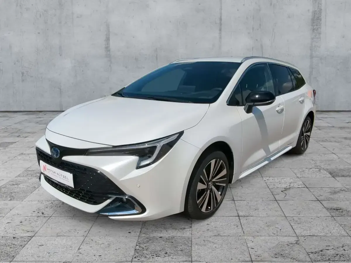 Neu Toyota Corolla 196 PS (144 kW) 2026 Platinum white pearl mc. Kombi
