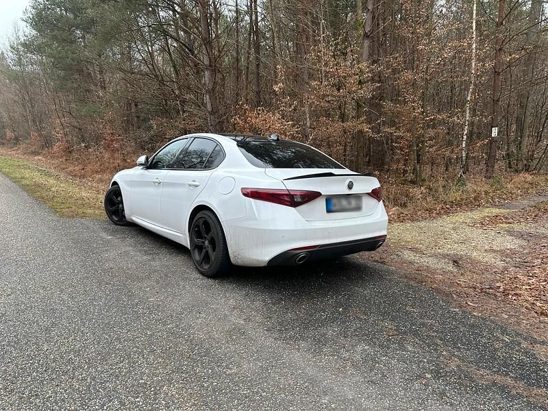 Second-hand Alfa Romeo Giulia 180 CP (132 kW) 2016 Alb Berlinǎ