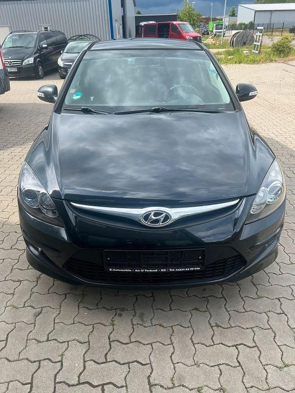 Schwarz Gebraucht 2011 Hyundai i30 Classic Limousine | 3.600 € (Etwas zu teuer) - Bild 1/4