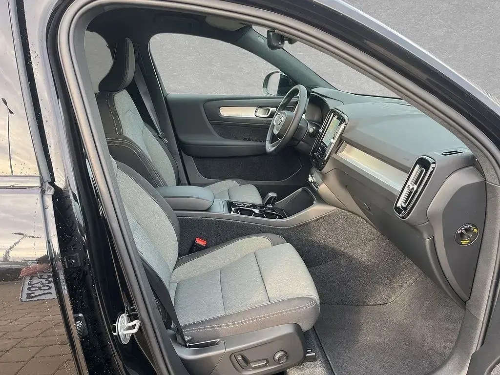 Gebraucht Volvo XC40 Plus 163 PS (119 kW) 2025 Onyx schwarz SUV