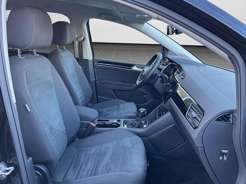 Gebraucht VW Touran Highline 150 PS (110 kW) 2022 Deep black perleffekt Van / Kleinbus